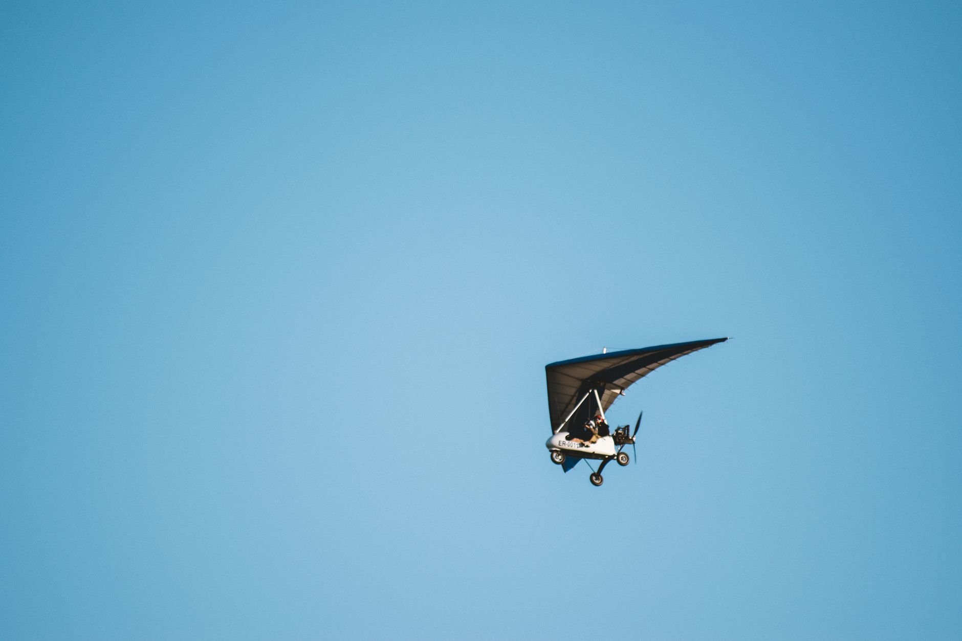 ULM en vol dans un ciel bleu dégagé